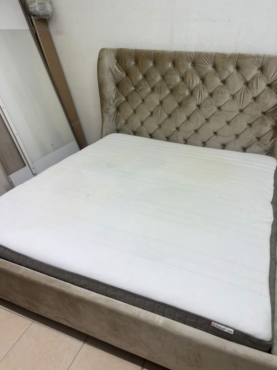 Beige upholstered double bed featuring a high, button-tufted wingback headboard. 180 x 200 cm. - Image 3