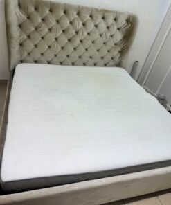 Beige upholstered double bed featuring a high, button-tufted wingback headboard. 180 x 200 cm. - Image 4