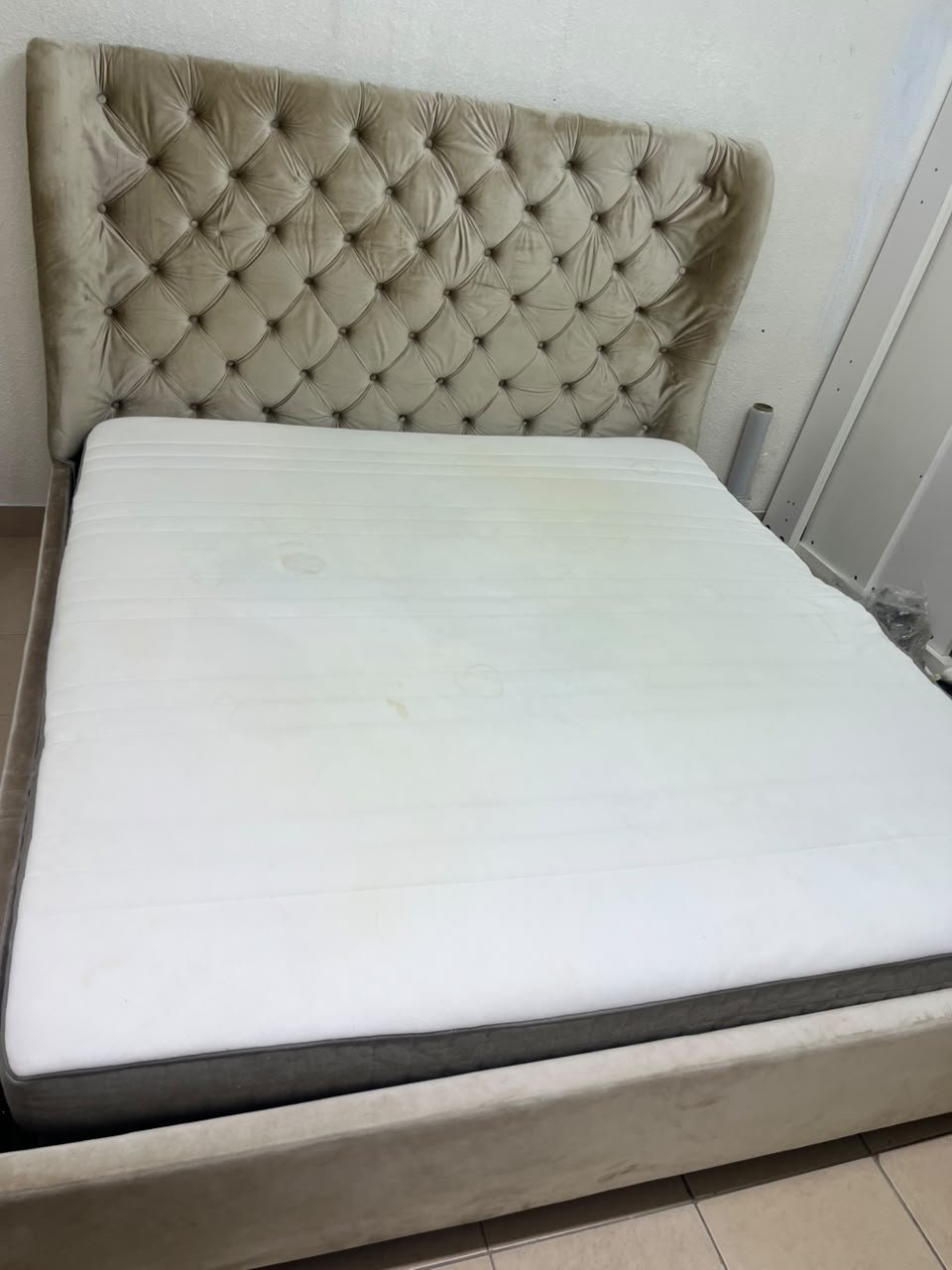 Beige upholstered double bed featuring a high, button-tufted wingback headboard. 180 x 200 cm. - Image 4