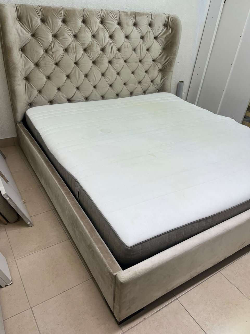 Beige upholstered double bed featuring a high, button-tufted wingback headboard. 180 x 200 cm. - Image 5