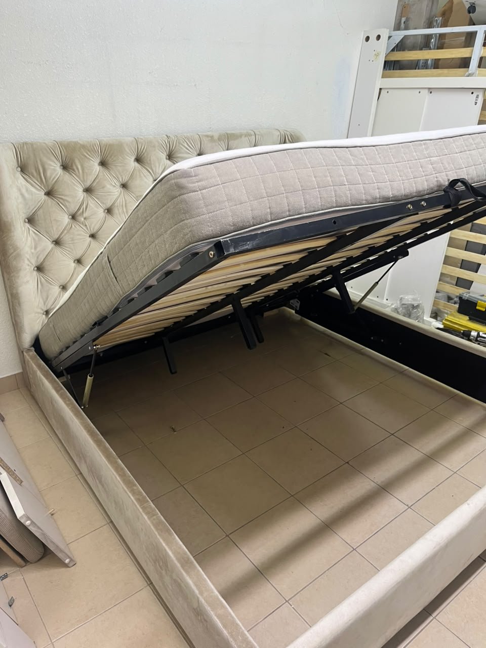Beige upholstered double bed featuring a high, button-tufted wingback headboard. 180 x 200 cm. - Image 6