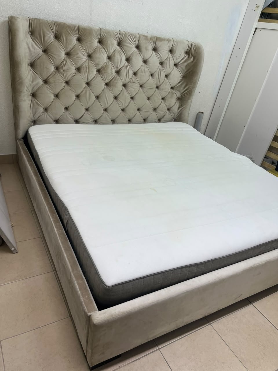 Beige upholstered double bed featuring a high, button-tufted wingback headboard. 180 x 200 cm. - Image 8