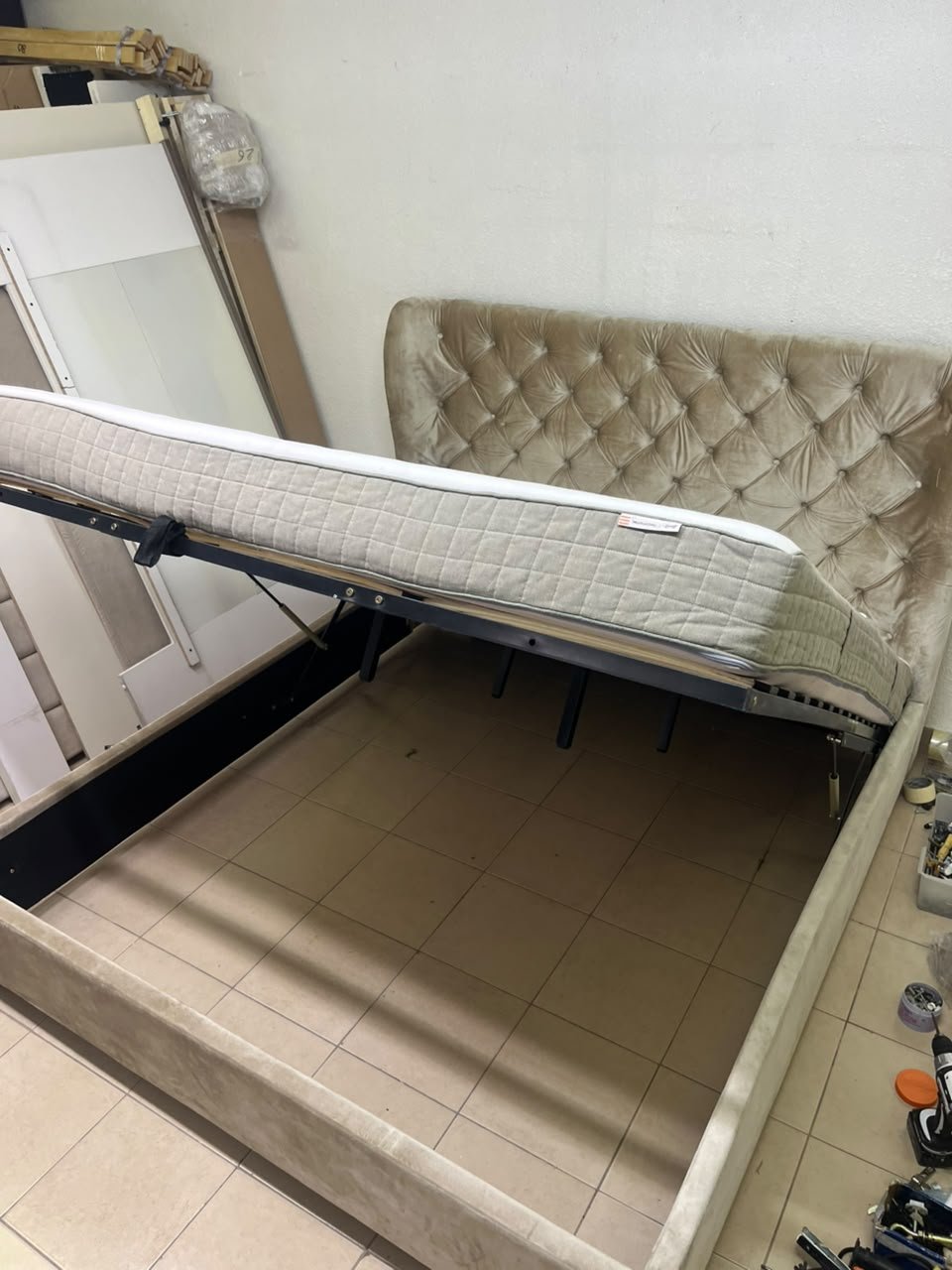 Beige upholstered double bed featuring a high, button-tufted wingback headboard. 180 x 200 cm. - Image 10