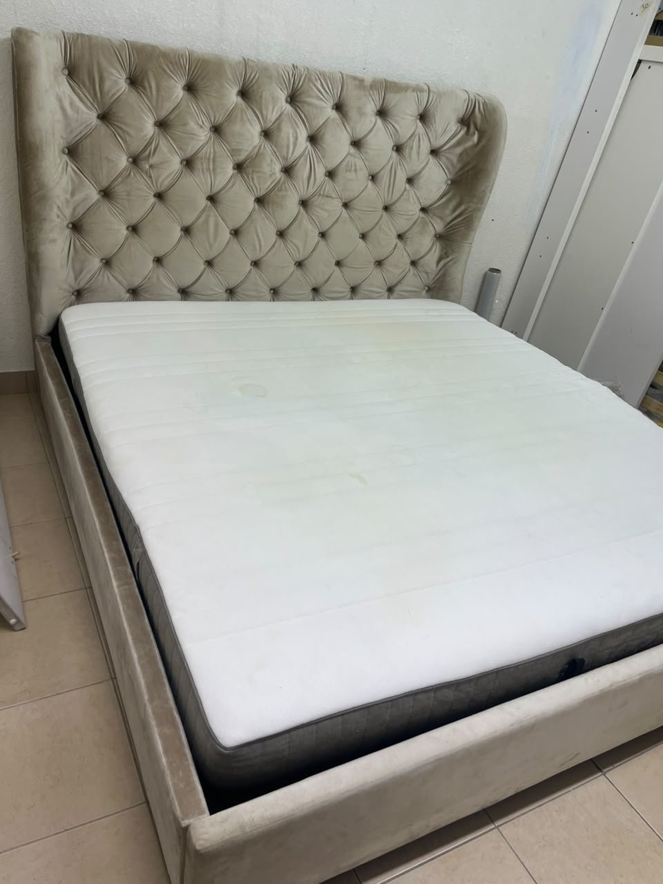 Beige upholstered double bed featuring a high, button-tufted wingback headboard. 180 x 200 cm. - Image 13