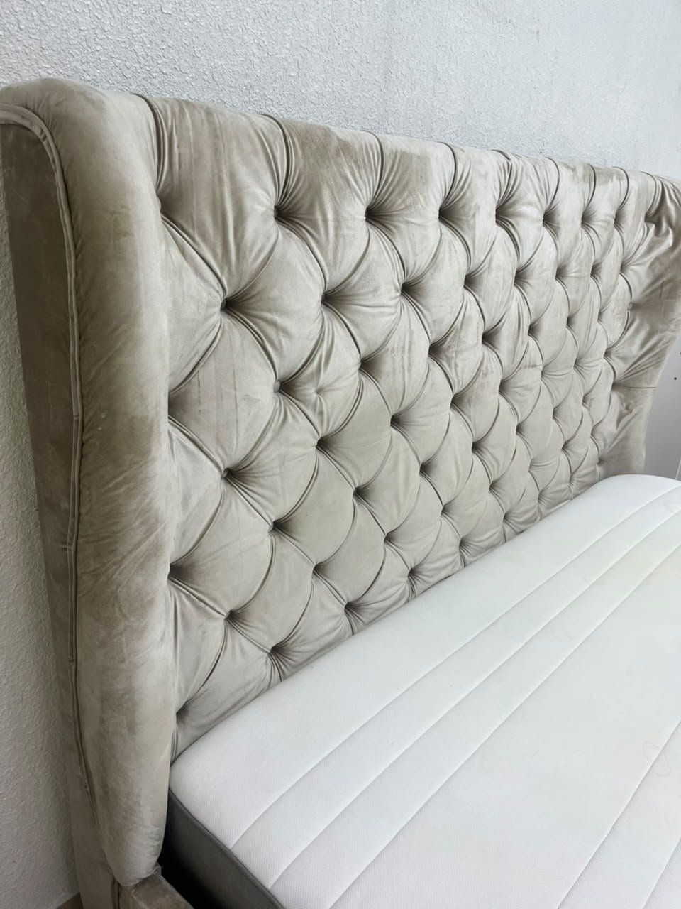 Beige upholstered double bed featuring a high, button-tufted wingback headboard. 180 x 200 cm. - Image 15