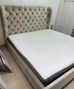 Beige upholstered double bed featuring a high, button-tufted wingback headboard. 180 x 200 cm. - Image 16