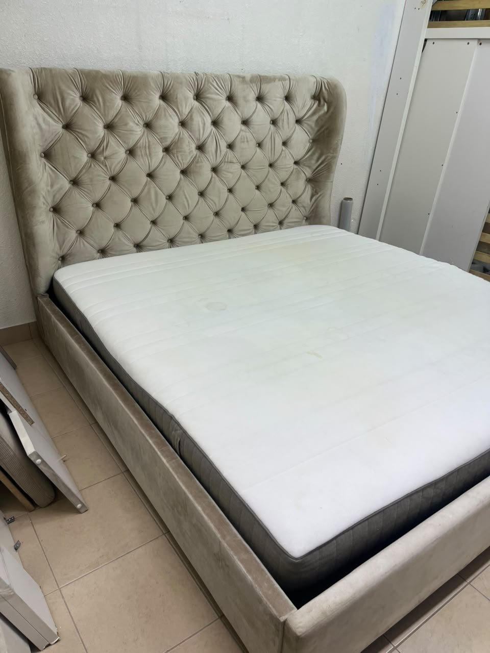 Beige upholstered double bed featuring a high, button-tufted wingback headboard. 180 x 200 cm. - Image 16