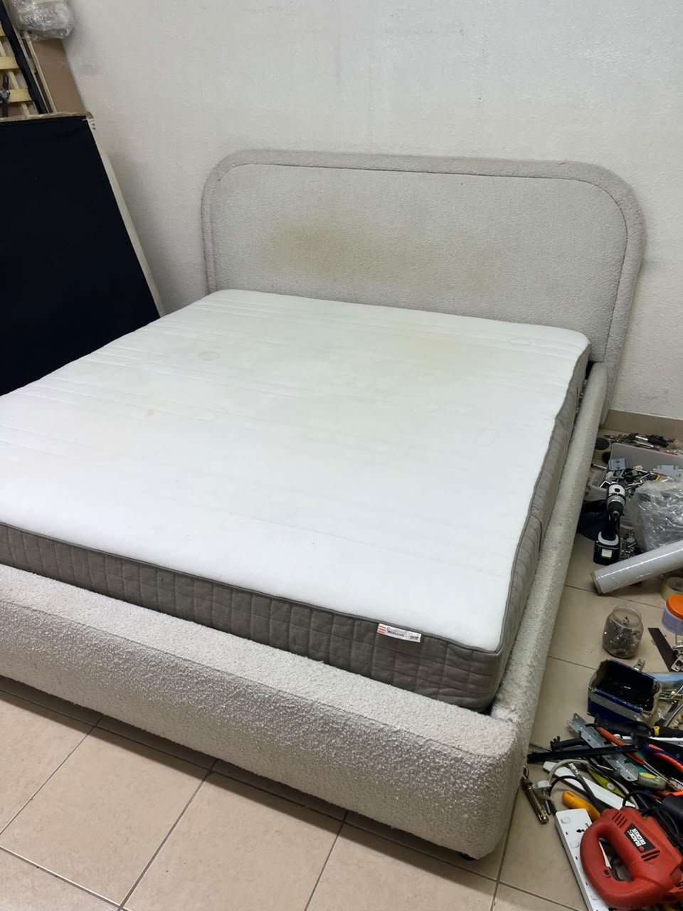 Modern upholstered double bed (featuring curved lines on the headboard and frame, covered in a textured fabric—such as bouclé, borg, or a woven textile—in a light beige or off-white shade), with a white top mattress resting on the bed base. 180x200 cm. - Image 2