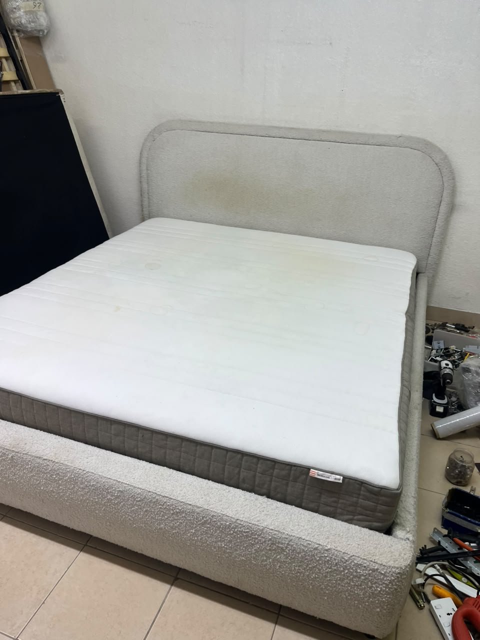 Modern upholstered double bed (featuring curved lines on the headboard and frame, covered in a textured fabric—such as bouclé, borg, or a woven textile—in a light beige or off-white shade), with a white top mattress resting on the bed base. 180x200 cm. - Image 3