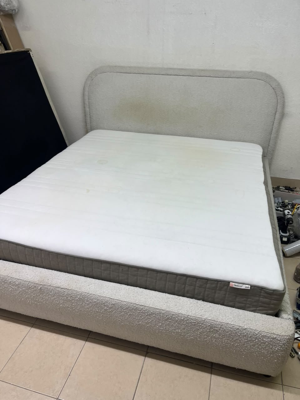Modern upholstered double bed (featuring curved lines on the headboard and frame, covered in a textured fabric—such as bouclé, borg, or a woven textile—in a light beige or off-white shade), with a white top mattress resting on the bed base. 180x200 cm. - Image 4