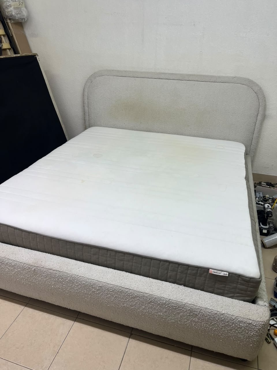 Modern upholstered double bed (featuring curved lines on the headboard and frame, covered in a textured fabric—such as bouclé, borg, or a woven textile—in a light beige or off-white shade), with a white top mattress resting on the bed base. 180x200 cm. - Image 5