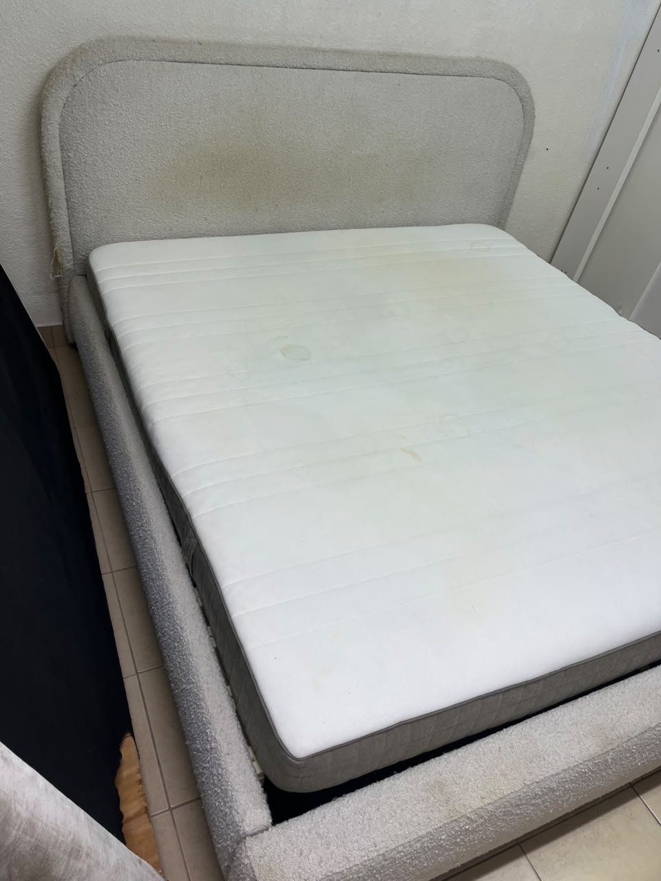 Modern upholstered double bed (featuring curved lines on the headboard and frame, covered in a textured fabric—such as bouclé, borg, or a woven textile—in a light beige or off-white shade), with a white top mattress resting on the bed base. 180x200 cm. - Image 6