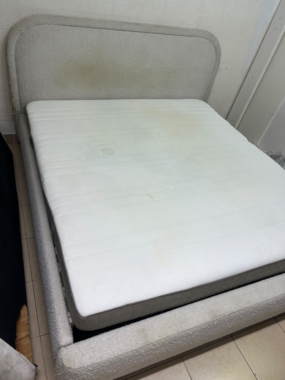 Modern upholstered double bed (featuring curved lines on the headboard and frame, covered in a textured fabric—such as bouclé, borg, or a woven textile—in a light beige or off-white shade), with a white top mattress resting on the bed base. 180x200 cm. - Image 7