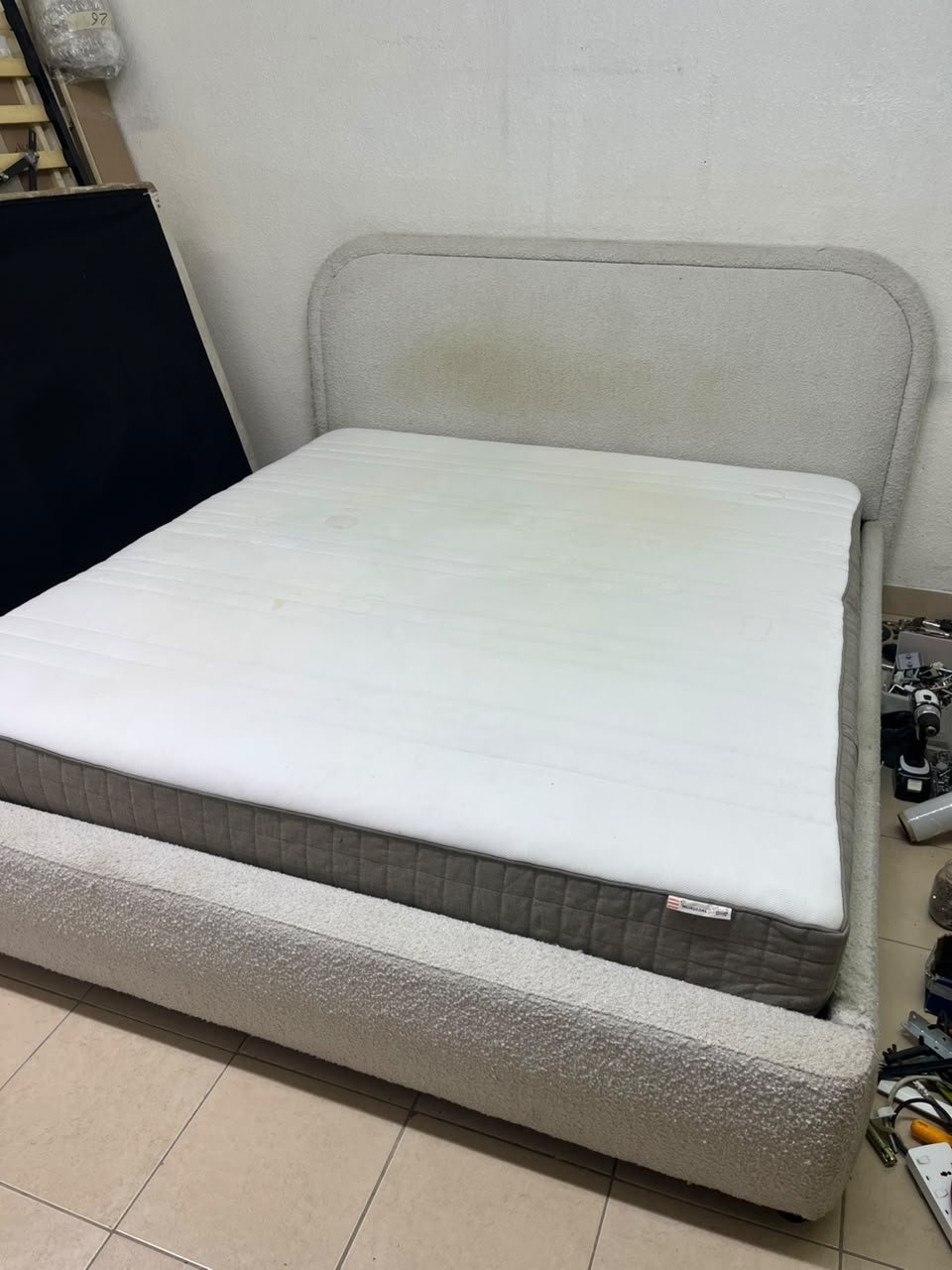 Modern upholstered double bed (featuring curved lines on the headboard and frame, covered in a textured fabric—such as bouclé, borg, or a woven textile—in a light beige or off-white shade), with a white top mattress resting on the bed base. 180x200 cm. - Image 9