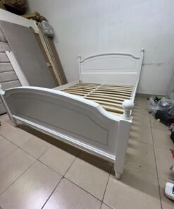 A classic white bed with a traditional design, featuring an internal slatted bed base. 140 x 195 cm. - Image 7