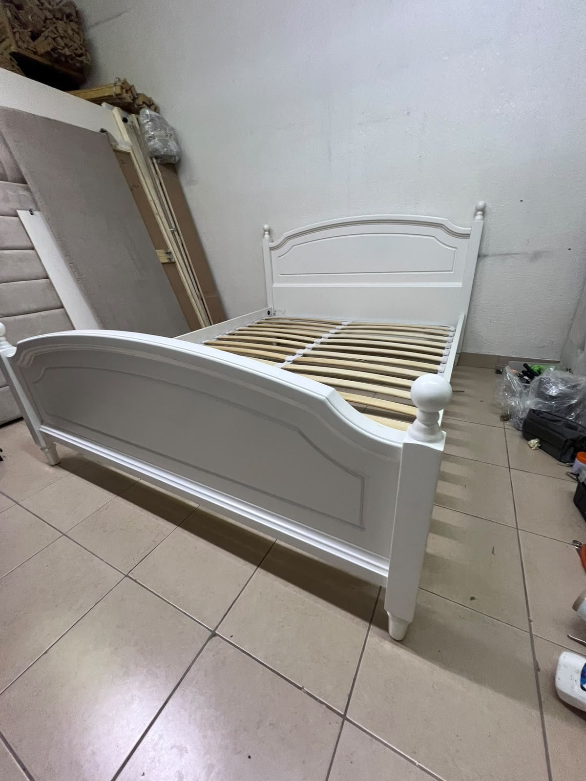 A classic white bed with a traditional design, featuring an internal slatted bed base. 140 x 195 cm. - Image 7