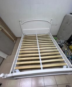 A classic white bed with a traditional design, featuring an internal slatted bed base. 140 x 195 cm. - Image 9
