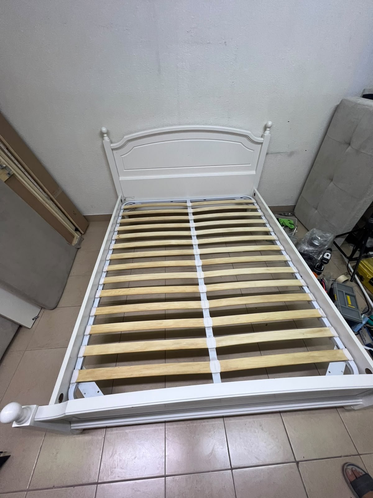 A classic white bed with a traditional design, featuring an internal slatted bed base. 140 x 195 cm. - Image 9
