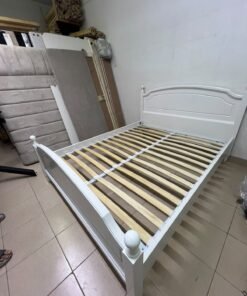 A classic white bed with a traditional design, featuring an internal slatted bed base. 140 x 195 cm. - Image 11