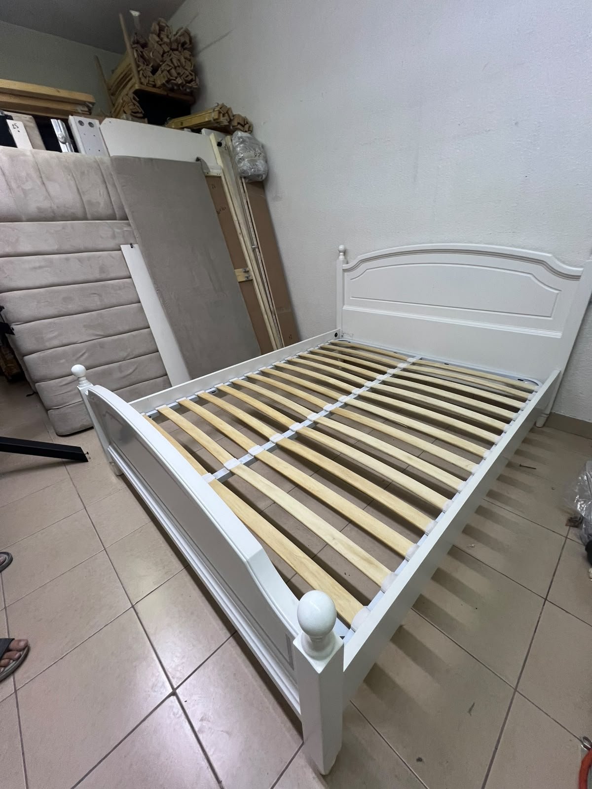 A classic white bed with a traditional design, featuring an internal slatted bed base. 140 x 195 cm. - Image 11