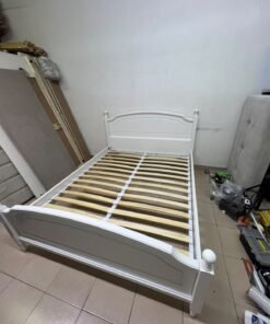 A classic white bed with a traditional design, featuring an internal slatted bed base. 140 x 195 cm. - Image 2