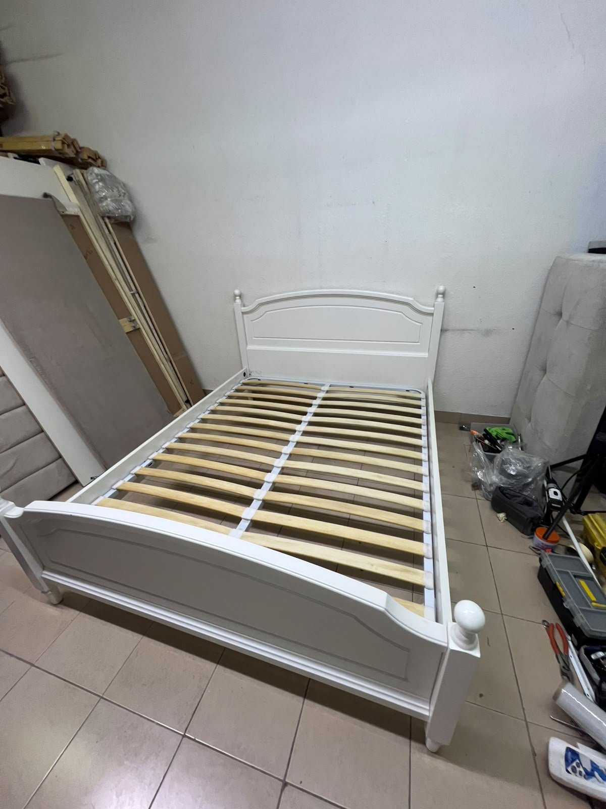 A classic white bed with a traditional design, featuring an internal slatted bed base. 140 x 195 cm. - Image 2
