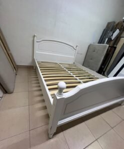 A classic white bed with a traditional design, featuring an internal slatted bed base. 140 x 195 cm. - Image 3
