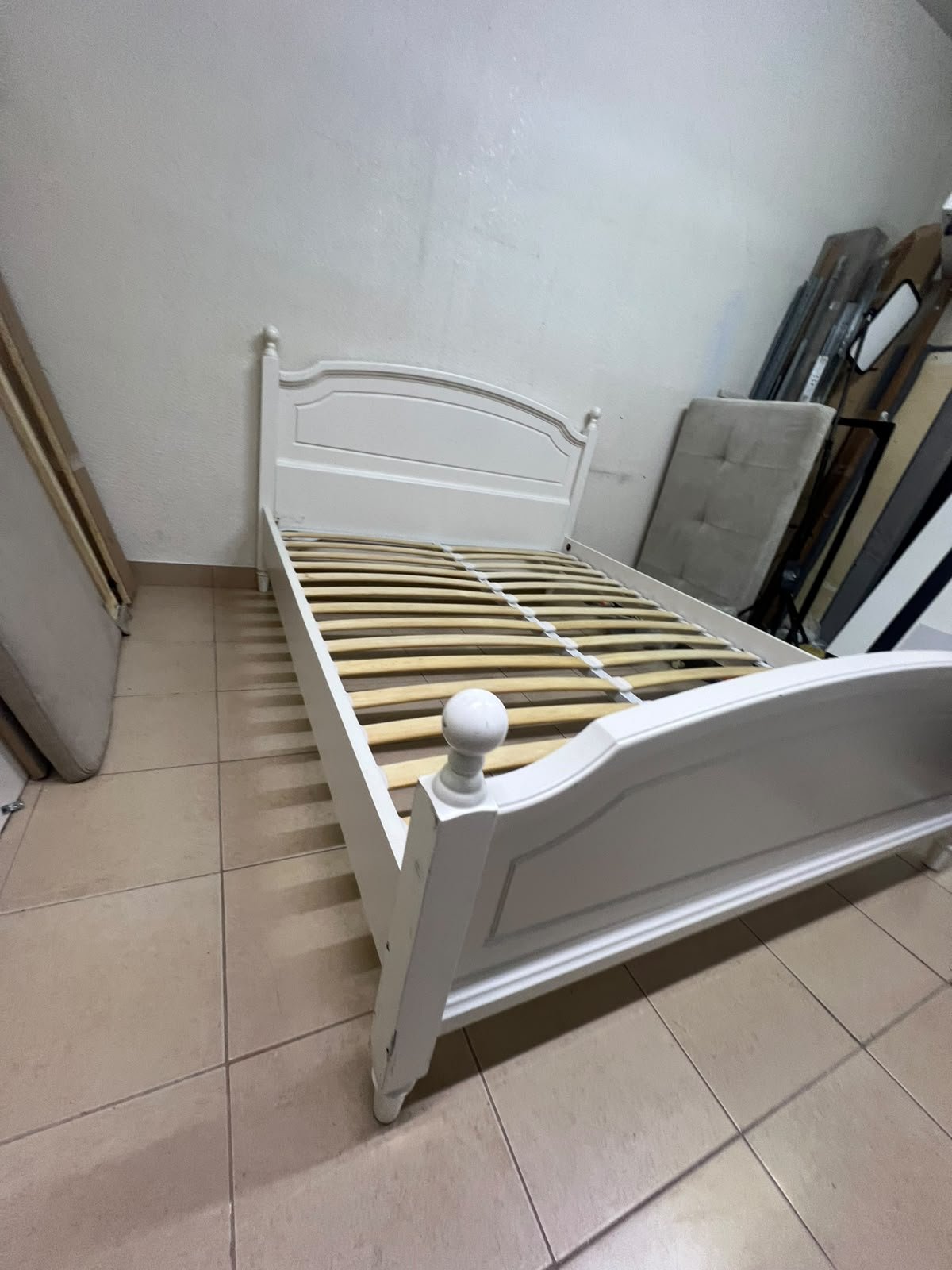 A classic white bed with a traditional design, featuring an internal slatted bed base. 140 x 195 cm. - Image 3
