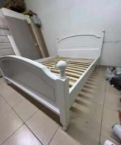 A classic white bed with a traditional design, featuring an internal slatted bed base. 140 x 195 cm. - Image 4