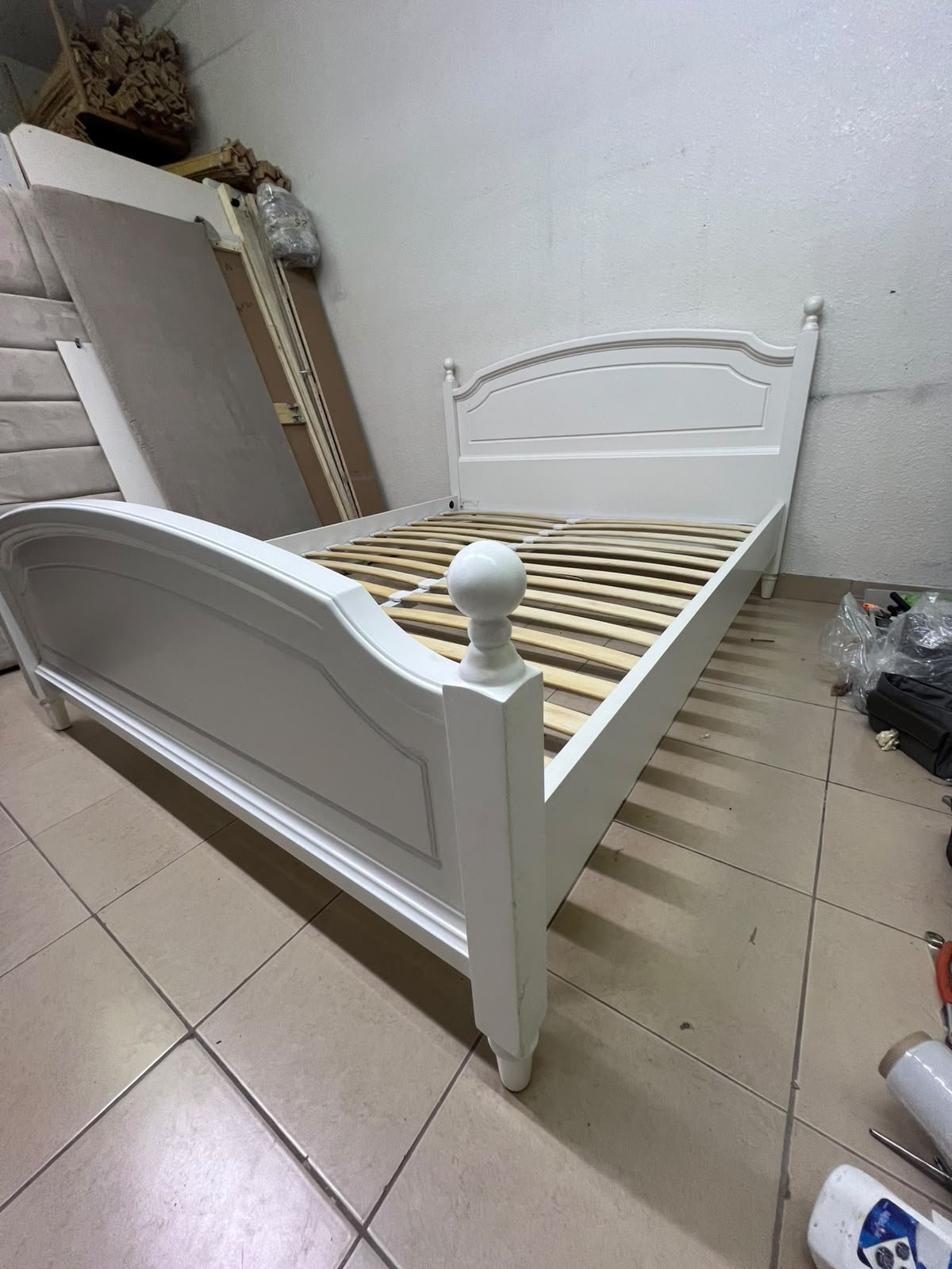 A classic white bed with a traditional design, featuring an internal slatted bed base. 140 x 195 cm. - Image 4
