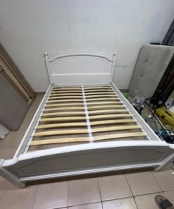 A classic white bed with a traditional design, featuring an internal slatted bed base. 140 x 195 cm.