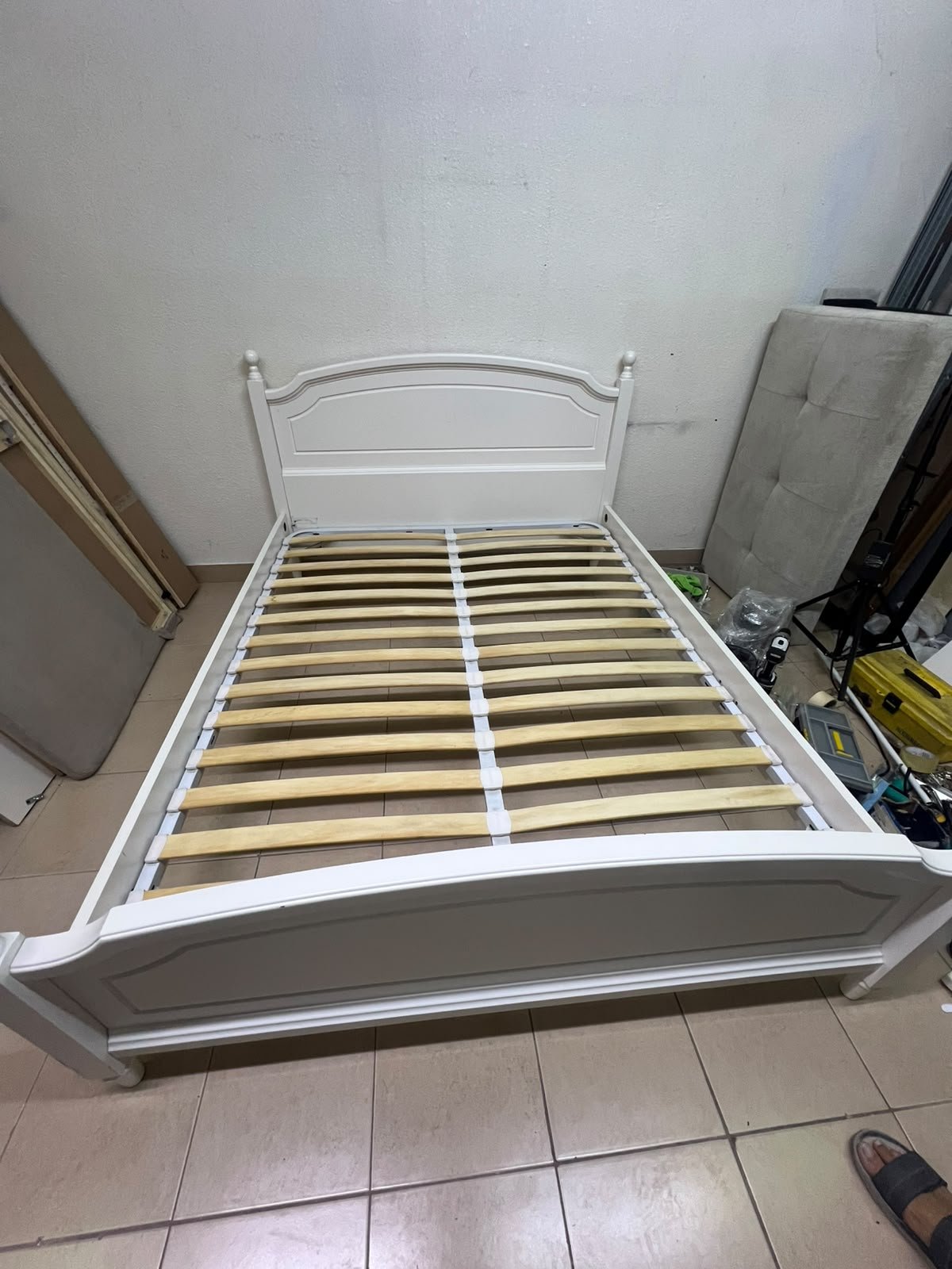 A classic white bed with a traditional design, featuring an internal slatted bed base. 140 x 195 cm.