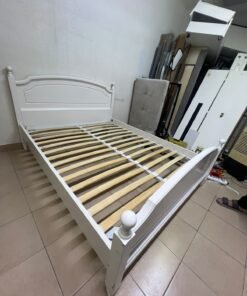 A classic white bed with a traditional design, featuring an internal slatted bed base. 140 x 195 cm. - Image 6