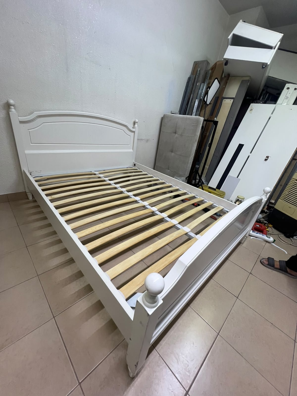 A classic white bed with a traditional design, featuring an internal slatted bed base. 140 x 195 cm. - Image 6