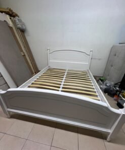 A classic white bed with a traditional design, featuring an internal slatted bed base. 140 x 195 cm. - Image 8
