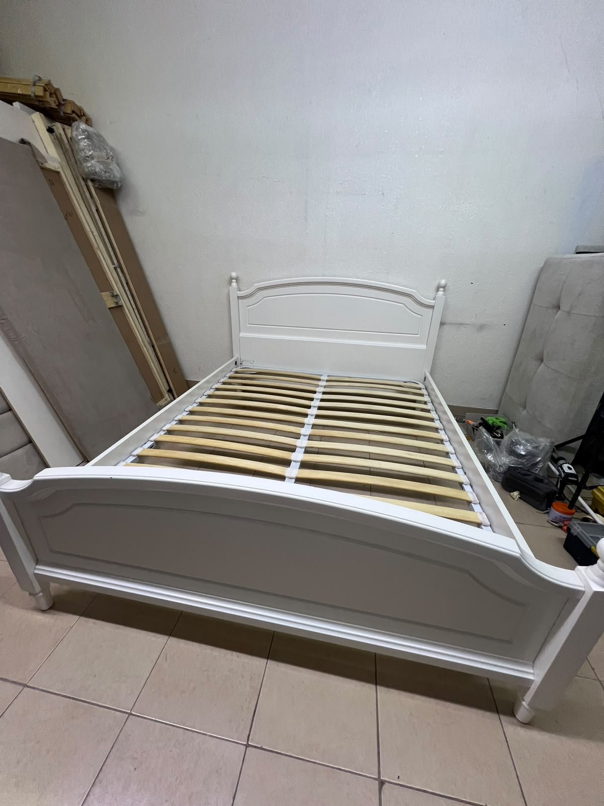 A classic white bed with a traditional design, featuring an internal slatted bed base. 140 x 195 cm. - Image 8