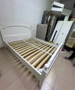 A classic white bed with a traditional design, featuring an internal slatted bed base. 140 x 195 cm. - Image 10