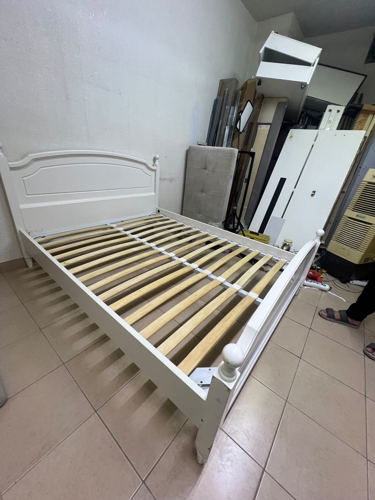 A classic white bed with a traditional design, featuring an internal slatted bed base. 140 x 195 cm. - Image 10