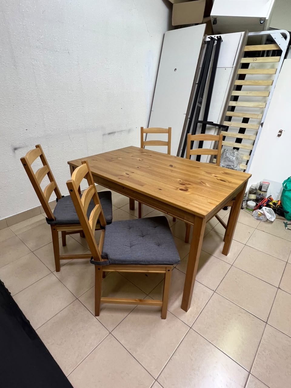 Solid wood dining table with 4 chairs (IKEA JOKKMOKK model) in an antique-stain pine finish, including grey seat cushions (IKEA JUSTINA model). - Image 6