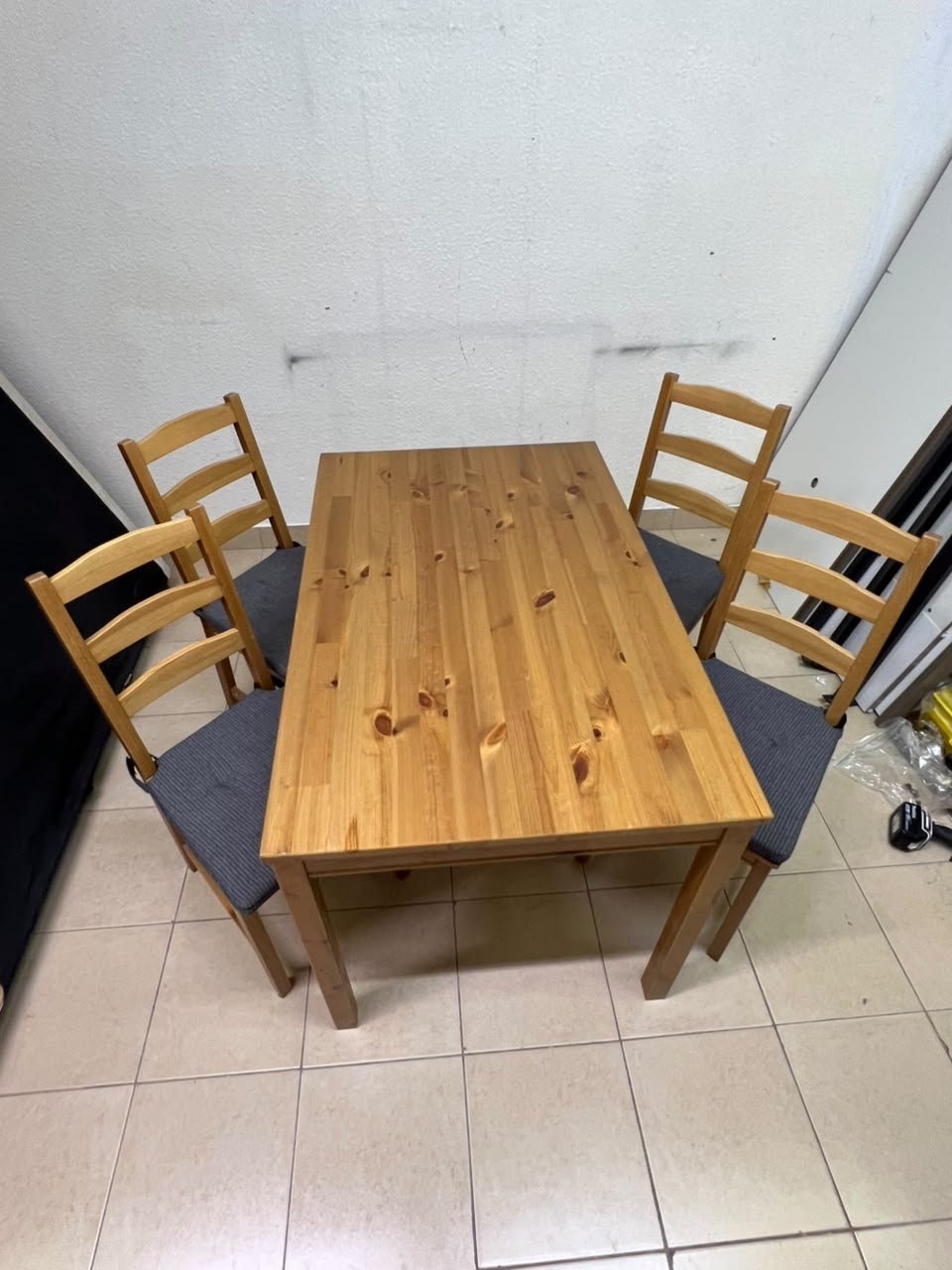 Solid wood dining table with 4 chairs (IKEA JOKKMOKK model) in an antique-stain pine finish, including grey seat cushions (IKEA JUSTINA model). - Image 3
