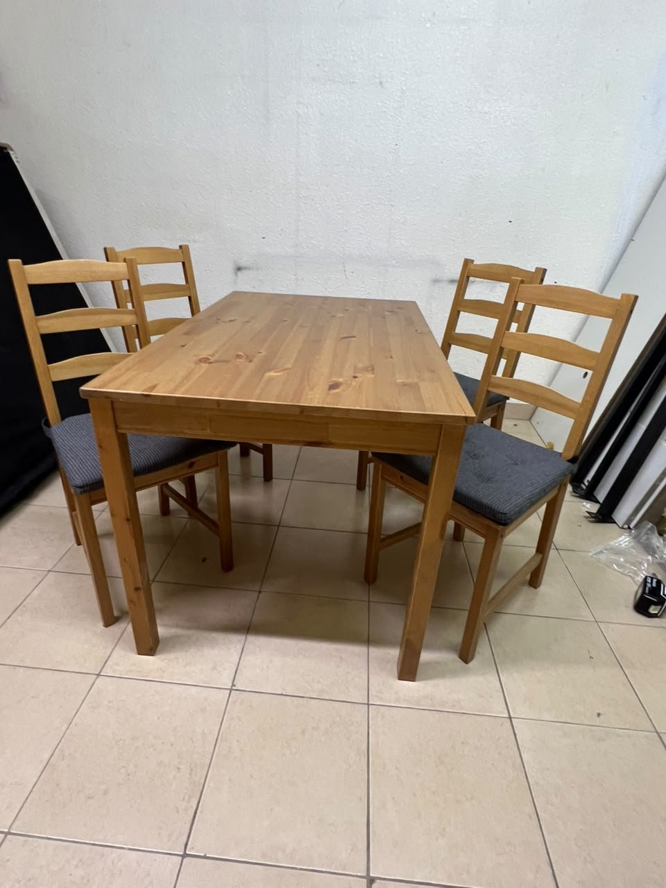 Solid wood dining table with 4 chairs (IKEA JOKKMOKK model) in an antique-stain pine finish, including grey seat cushions (IKEA JUSTINA model). - Image 5