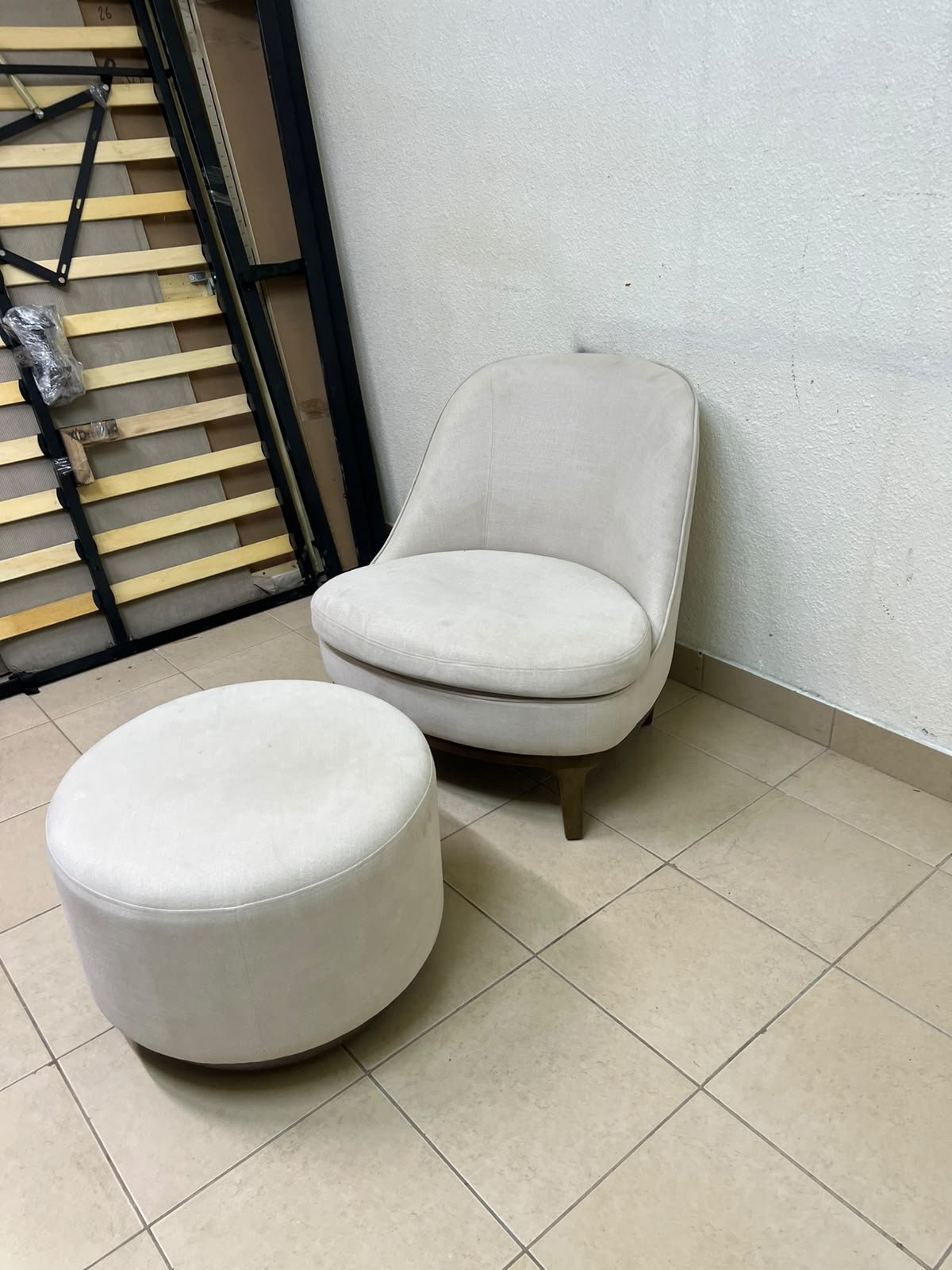 An armchair (poltrona) with a matching footstool (pouffe), featuring a modern, curved design; upholstered in a light beige velvet or linen-like fabric and set upon elegant wooden legs. - Image 2