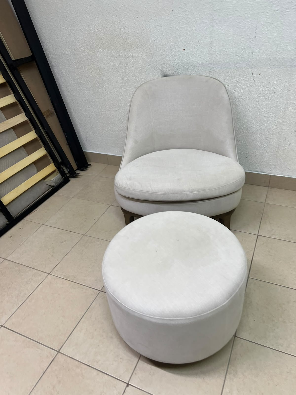An armchair (poltrona) with a matching footstool (pouffe), featuring a modern, curved design; upholstered in a light beige velvet or linen-like fabric and set upon elegant wooden legs. - Image 3
