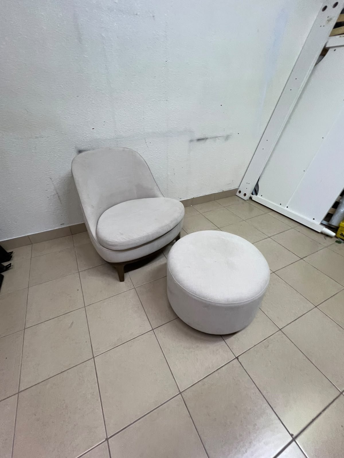 An armchair (poltrona) with a matching footstool (pouffe), featuring a modern, curved design; upholstered in a light beige velvet or linen-like fabric and set upon elegant wooden legs. - Image 4