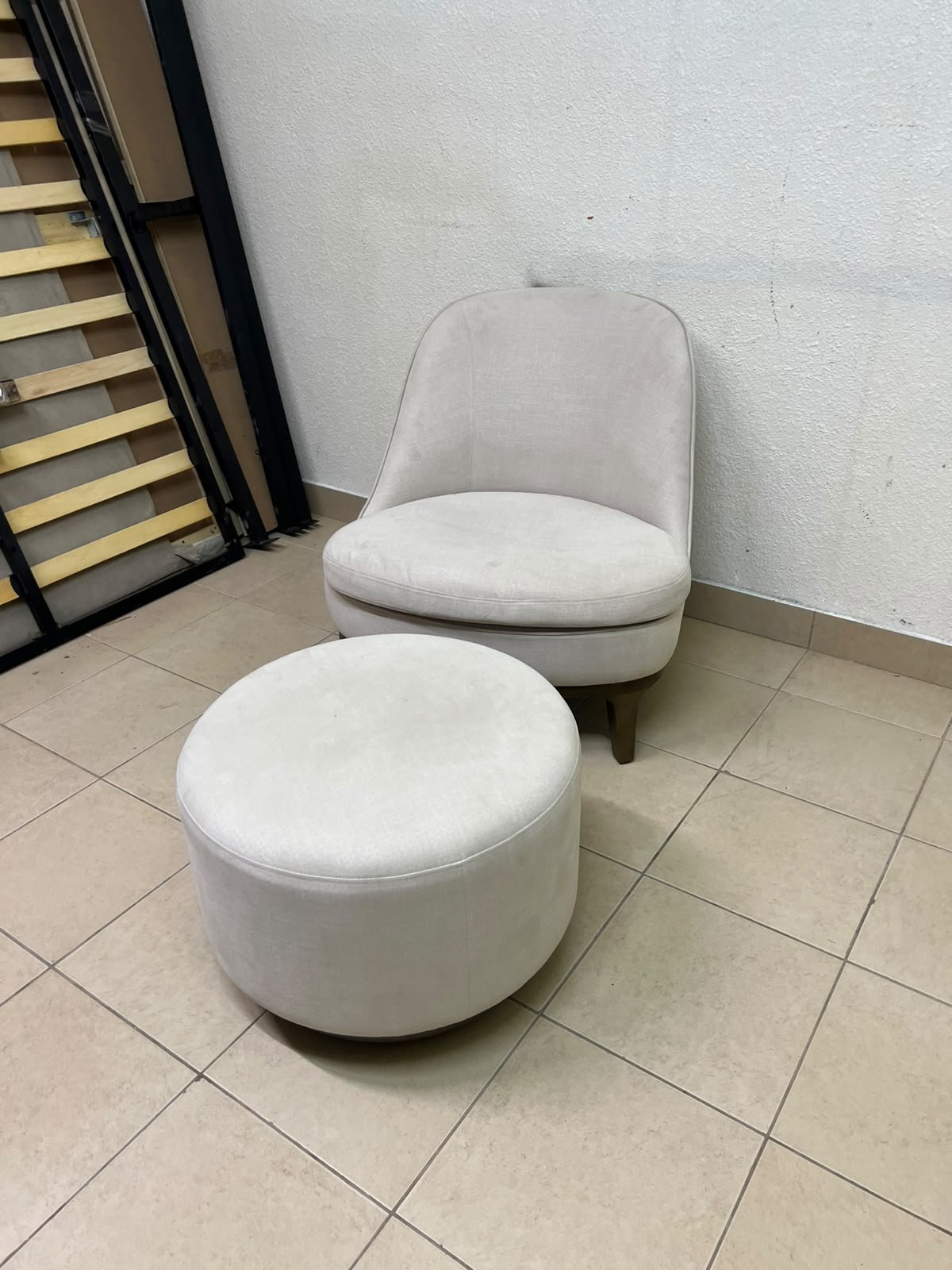 An armchair (poltrona) with a matching footstool (pouffe), featuring a modern, curved design; upholstered in a light beige velvet or linen-like fabric and set upon elegant wooden legs. - Image 7