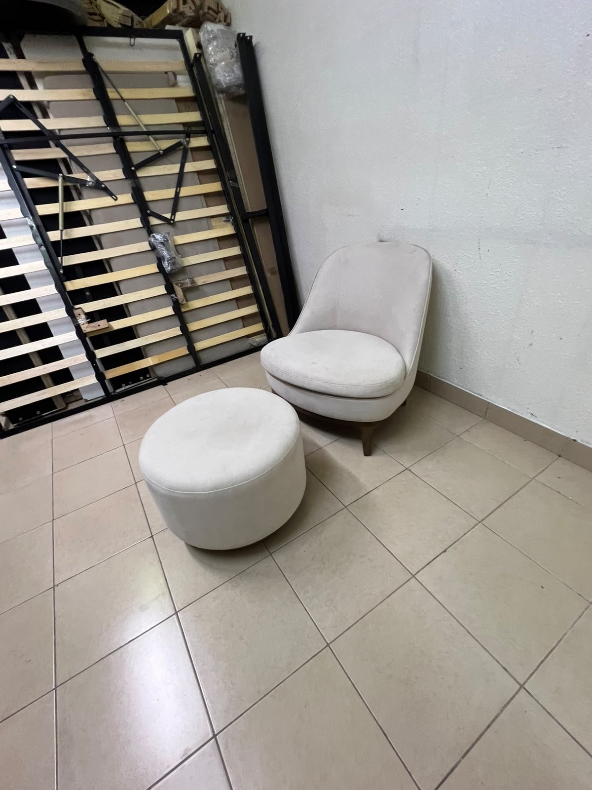 An armchair (poltrona) with a matching footstool (pouffe), featuring a modern, curved design; upholstered in a light beige velvet or linen-like fabric and set upon elegant wooden legs. - Image 8