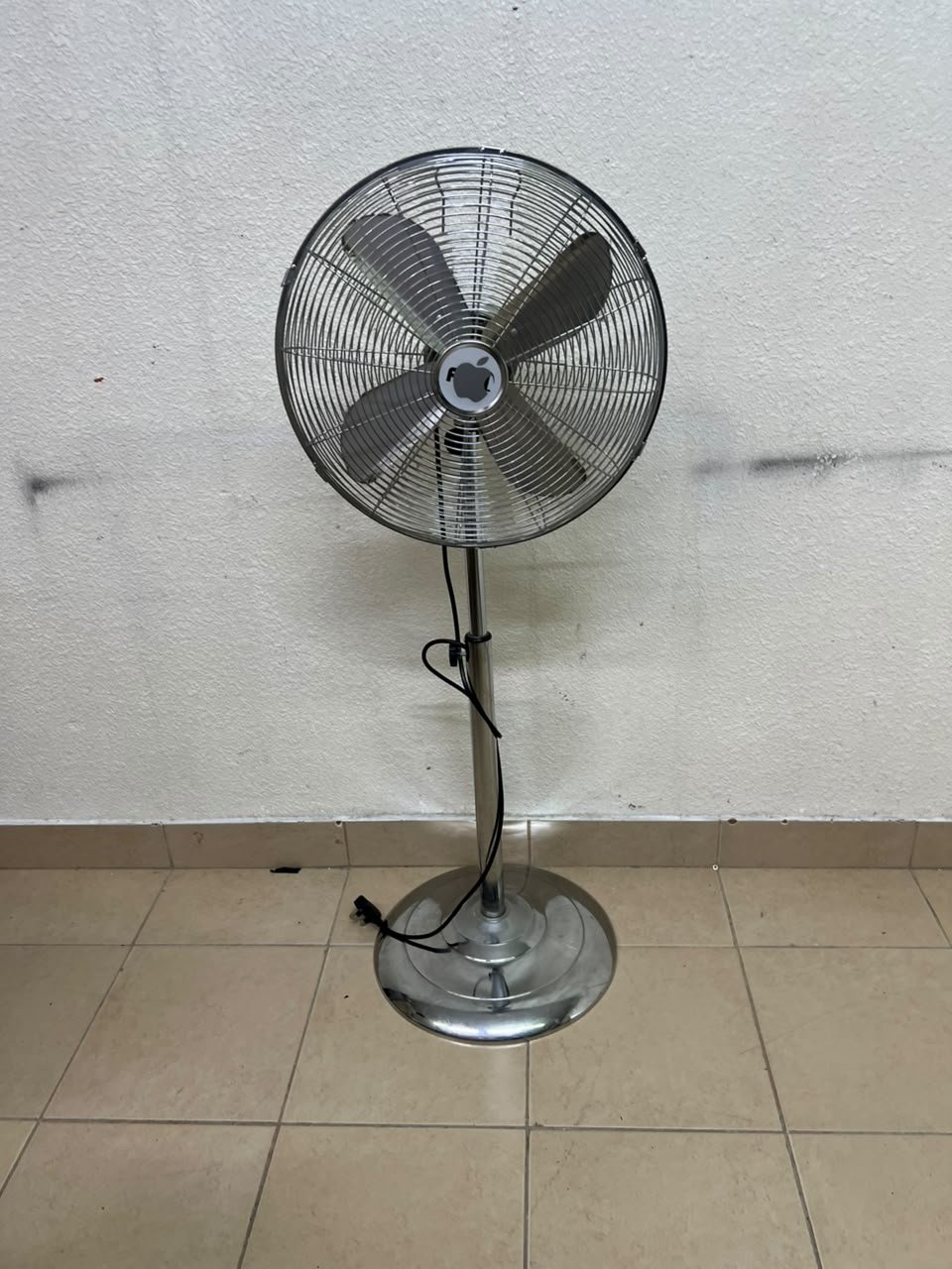Metal stand fan (pedestal fan) with a chrome/stainless steel finish and a heavy, round base (similar to models like the Geepas GF9611, Deco Breeze, or other comparable 16-inch metal floor fans).