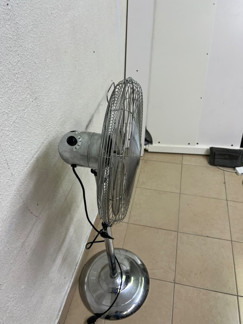 Metal stand fan (pedestal fan) with a chrome/stainless steel finish and a heavy, round base (similar to models like the Geepas GF9611, Deco Breeze, or other comparable 16-inch metal floor fans). - Image 4