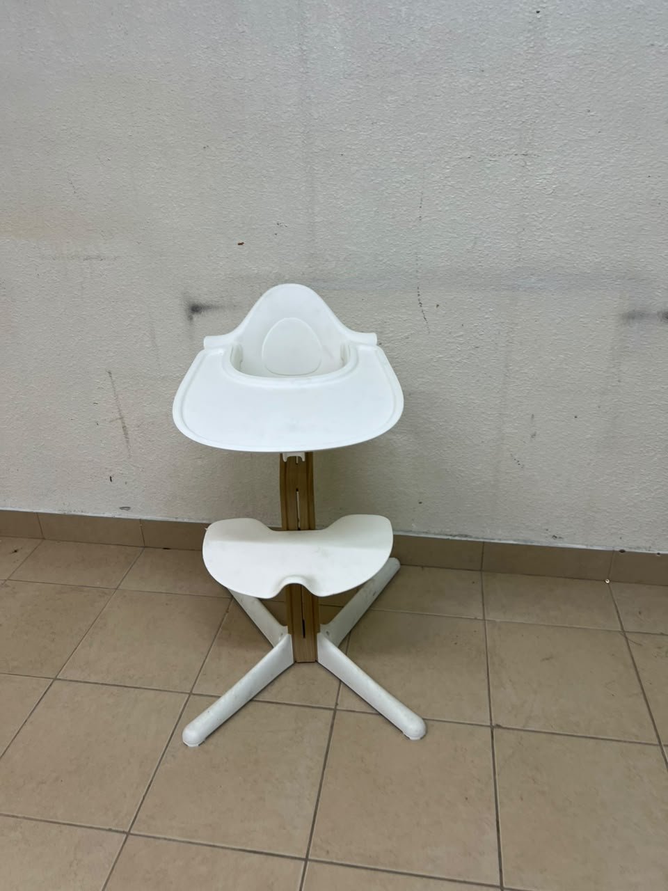 Stokke Nomi High Chair in white, complete with a Baby Set and a tray. - Image 2