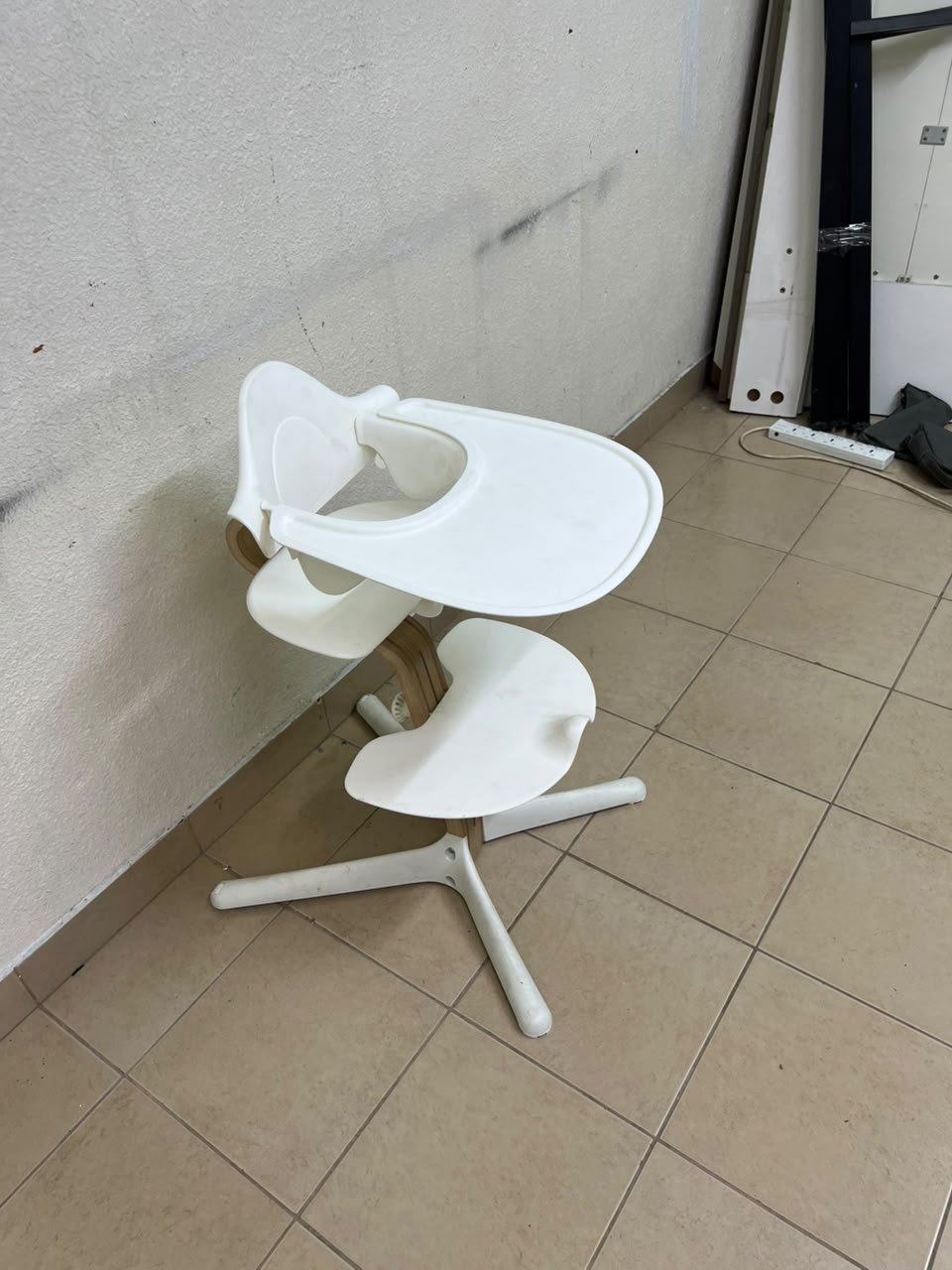 Stokke Nomi High Chair in white, complete with a Baby Set and a tray. - Image 3
